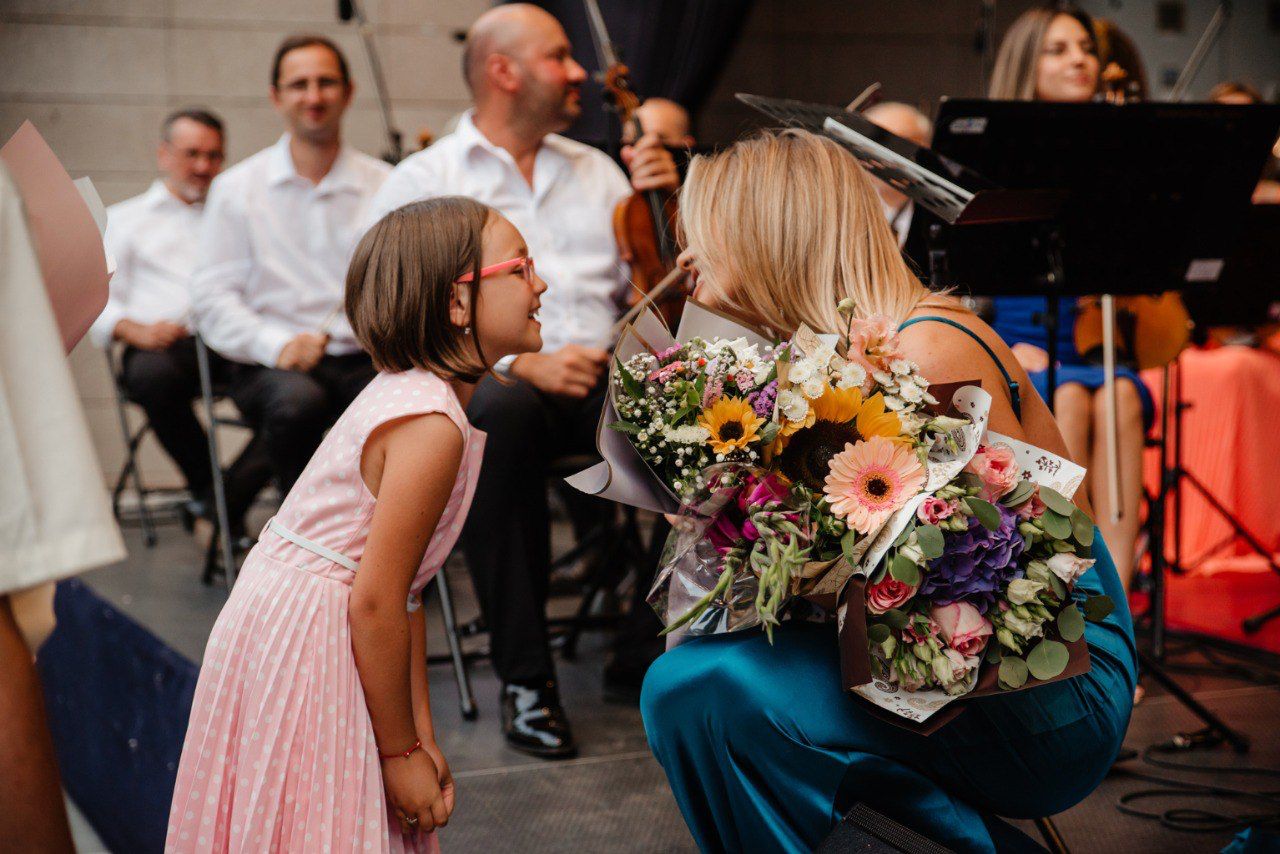 Soprana Irina Baiant primeste flori de la o fetita
