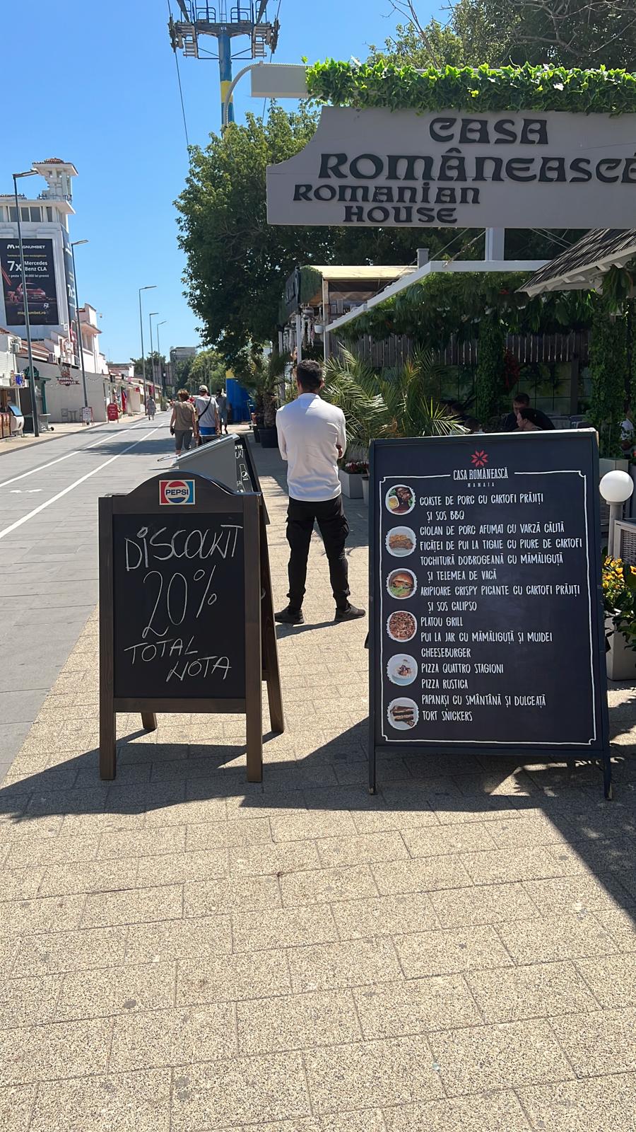 Restaurantele din Mamaia au fost nevoite sa ofere reduceri pentru a atrage putinii turisti care ajung in statiune