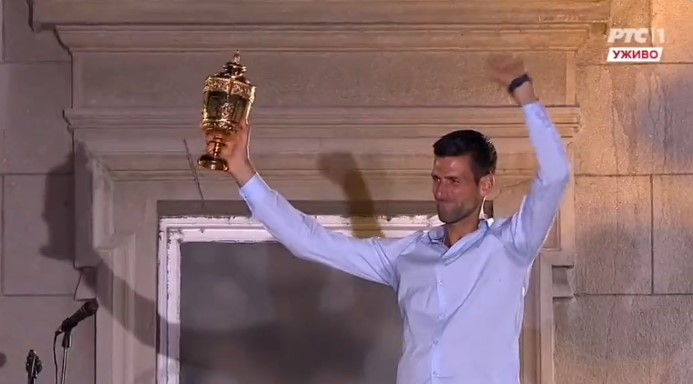 Novak Djokovici ridica trofeul in fata miilor de participanti la mitingul dedicat lui