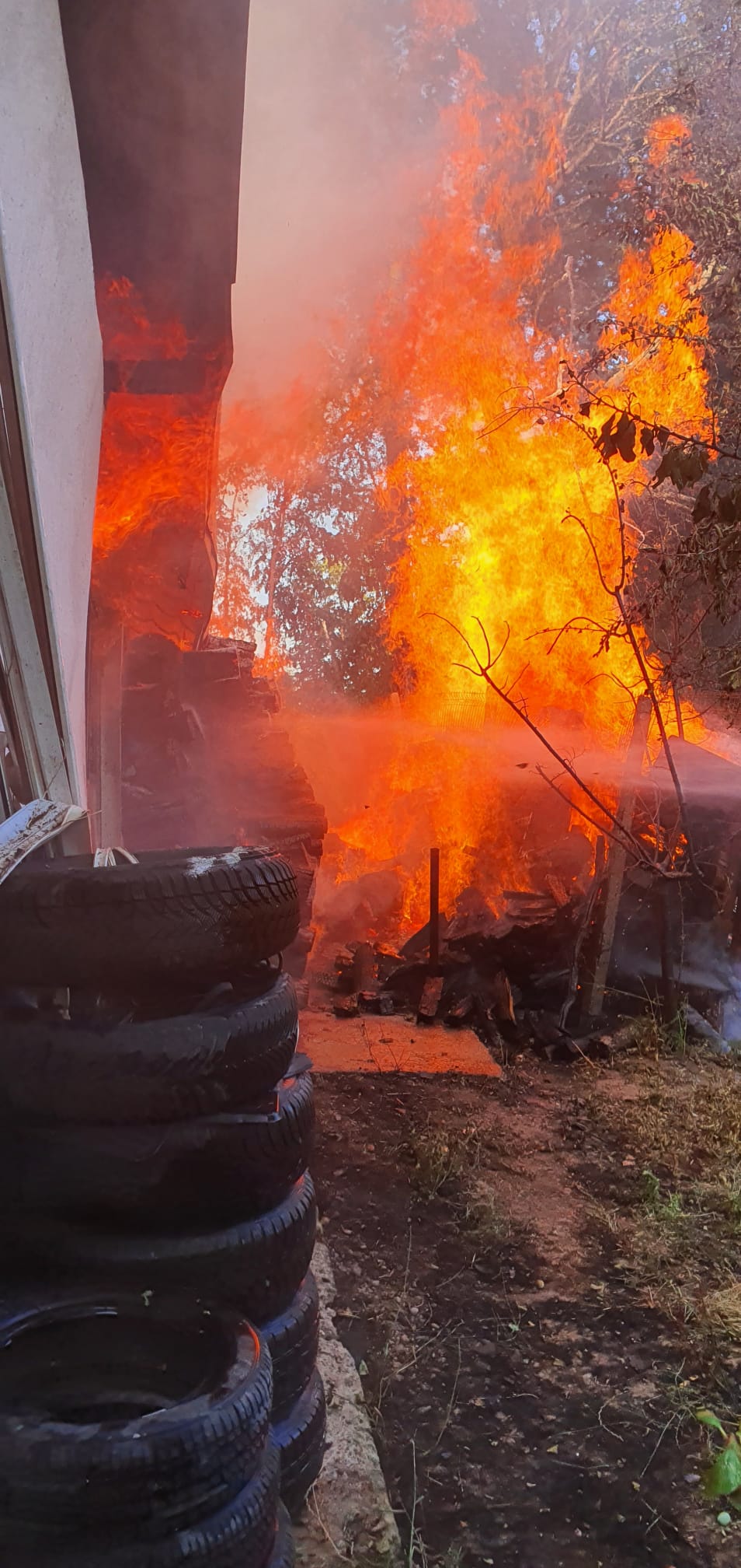 Incendiu de vegetatie uscata in satul Poeni, comuna Schitu Duca, judetul Iasi