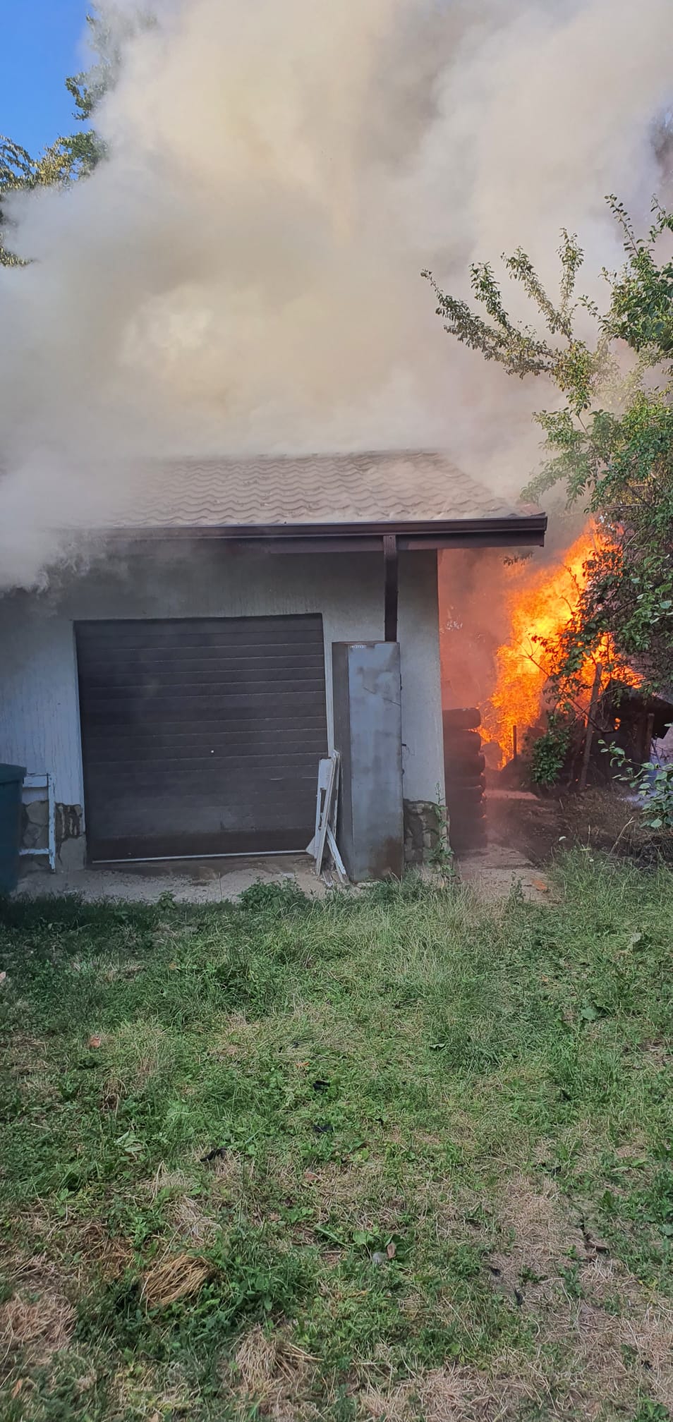 Incendiu de vegetatie uscata in satul Poeni, comuna Schitu Duca, judetul Iasi