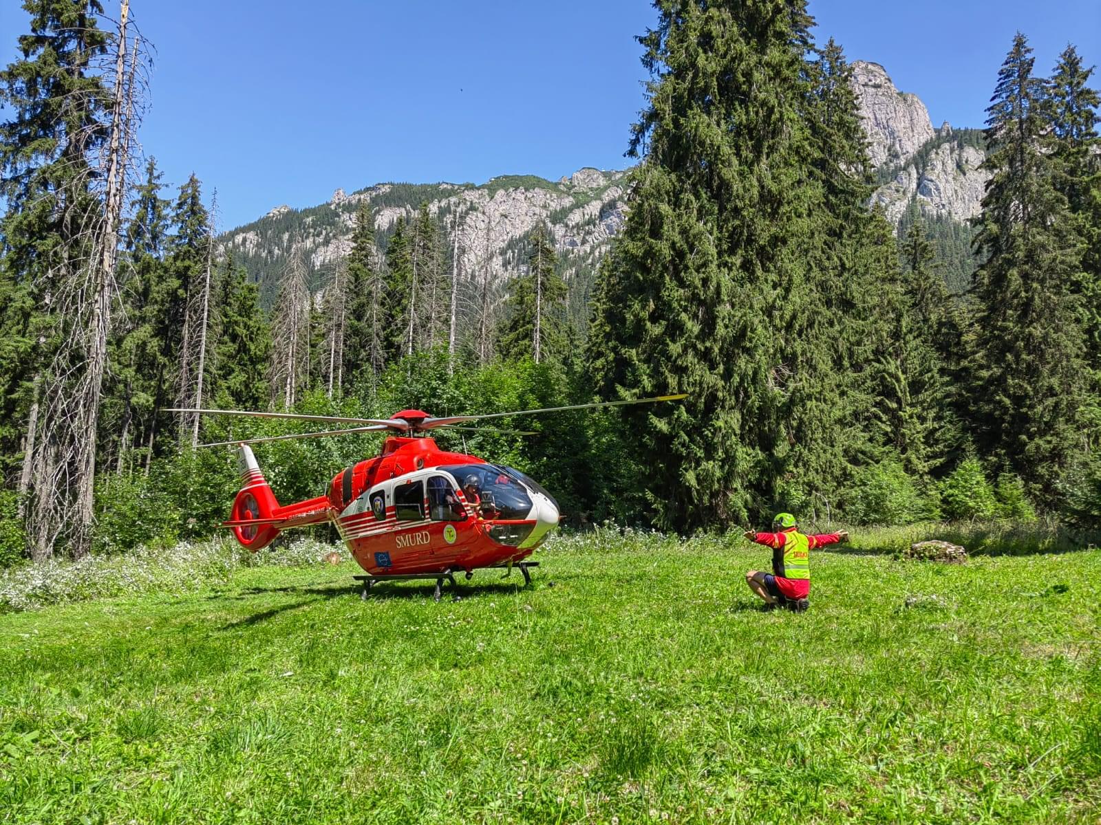 Elicopterul SMURD este dirijat la locul accidentului