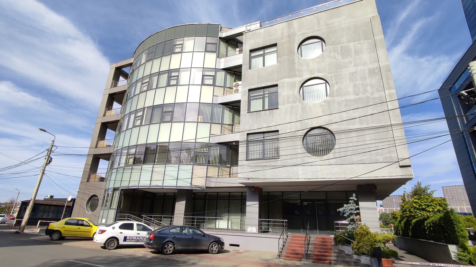 Clădirea aparține SC Ștefana SRL, administrată de familia Covalciuc. Ștefan Covalciuc este coleg de partid (PSD) cu Ovidiu Laicu, directorul de atunci al DRDP