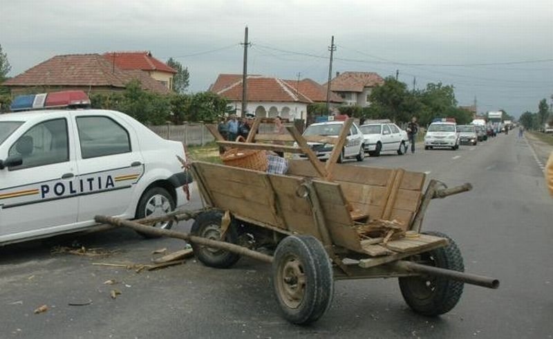  Maşină avariată în proporţie de 30% după ce a intrat o căruţă în ea la Târgu Frumos