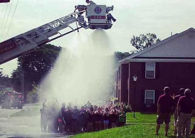  Patru pompieri electrocutaţi în timpul „Ice Bucket Challenge” la o universitate în SUA