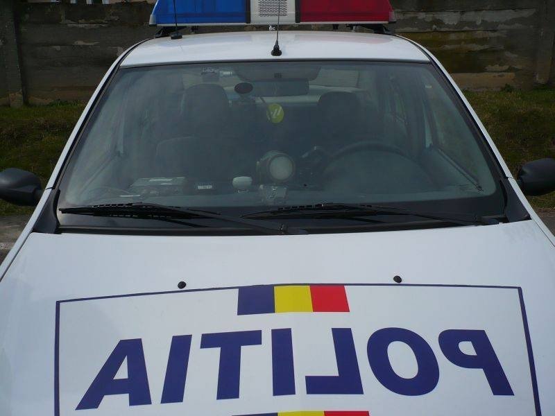  Un poliţist beat mangă s-a răsturnat cu maşina de serviciu în câmp