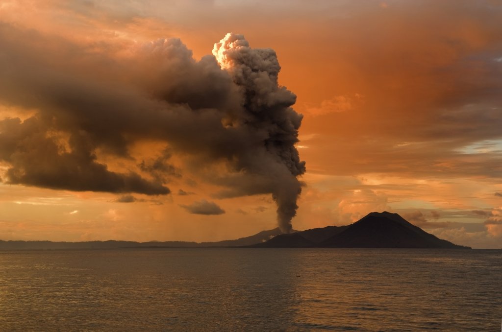  Sate evacuate în urma erupţiei unui vulcan în Papua Noua Guinee
