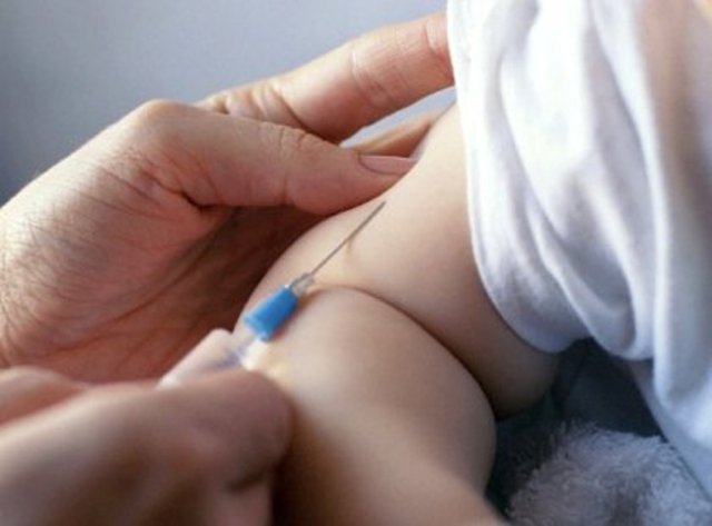  Două luni şi jumătate de când vaccinuri importante pentru bebeluşi lipsesc de la Iaşi