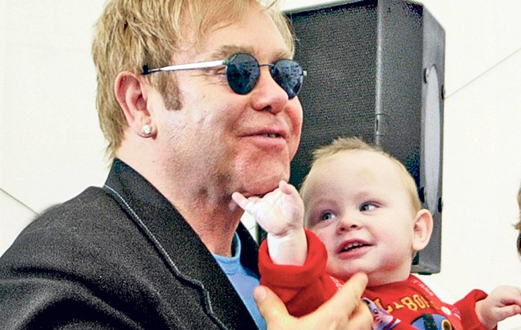  Elton John i-a luat din Ucraina pe doi copii împreună cu bunica lor