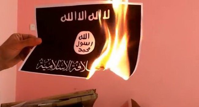  VIDEO Activistii libanezi ard steagul Statului Islamic, dupa modelul „Ice Bucket Challenge”