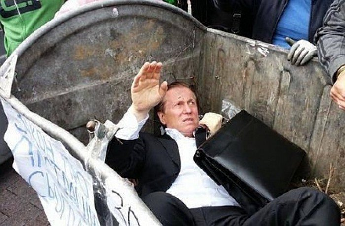  Deputat ucrainean, aruncat într-un tomberon plin cu gunoi de protestatari (VIDEO)