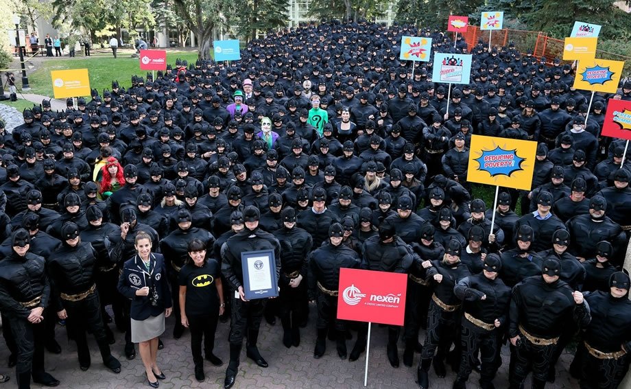  Record Guinness: 542 persoane costumate în Batman s-au reunit în oraşul Calgary