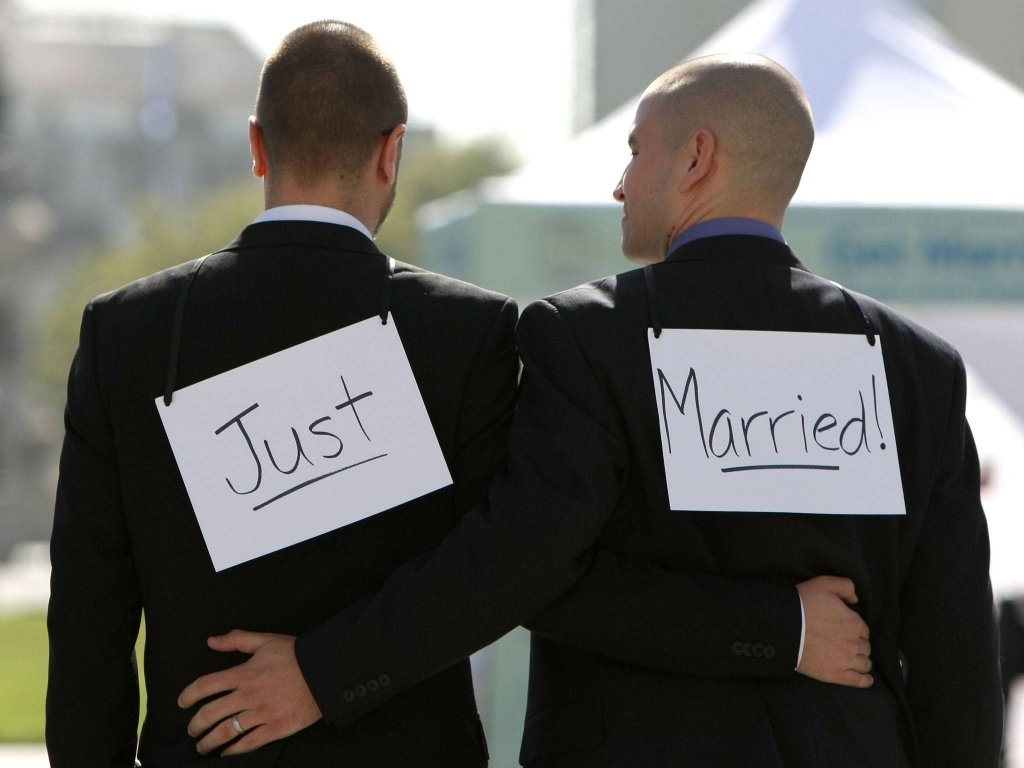  Români, implicaţi în mafia căsătoriilor gay