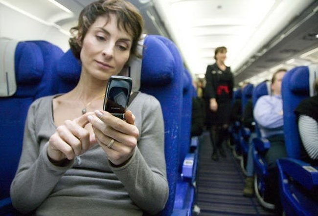  Europa extinde utilizarea telefoanelor mobile in avioane in toate fazele zborului