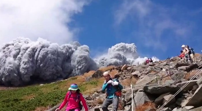  VIDEO Peste 30 de persoane, găsite fără semne vitale în apropierea vulcanului care a erupt în Japonia