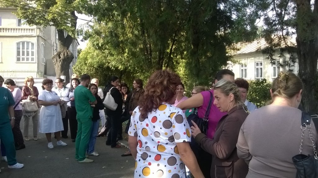  Proteste în curtea Maternităţii „Elena Doamna” împotriva sancţiunilor MS. Reacţii