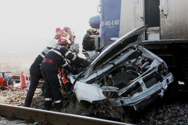  Doi morţi şi doi răniţi după ce un tren a spulberat o maşină la Satu Mare