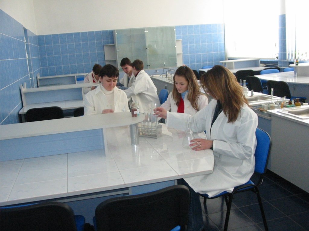  Cum pot elevii să înveţe chimie într-un mod distractiv şi amuzant