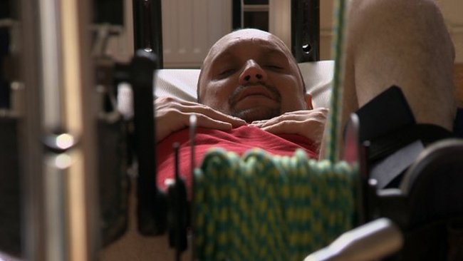  VIDEO Un bărbat paralizat merge din nou, cu ajutorul unui cadru, în urma unui transplant de celule din nas