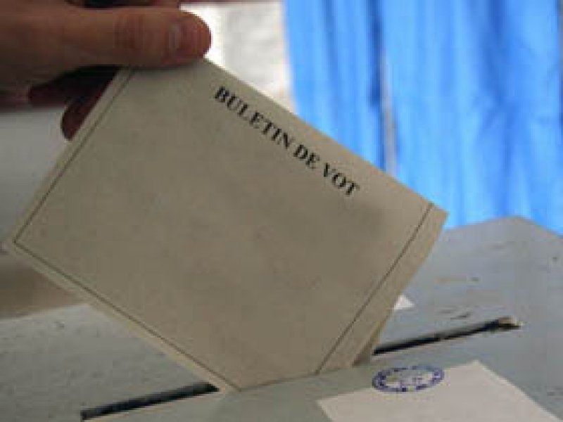  Zece judeţe au primit buletinele de vot, până în 27 octombrie vor fi predate tuturor prefecturilor