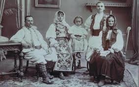  Din istoria familiei româneşti: în căutarea fericirii