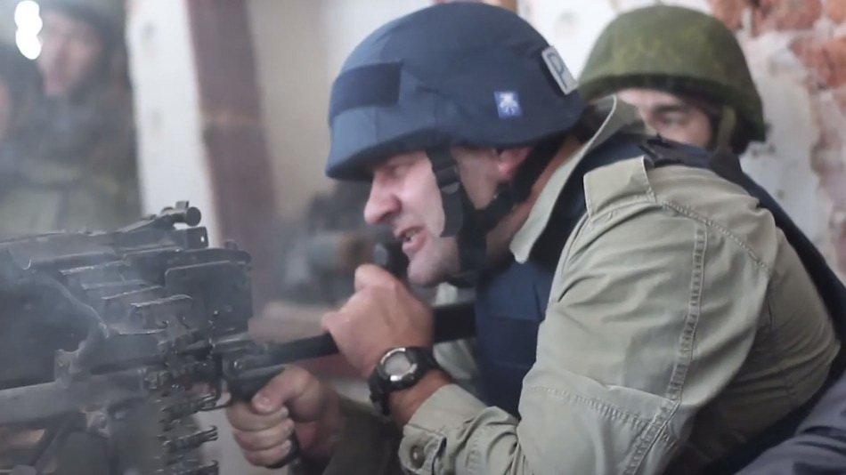  VIDEO Un celebru actor rus trage cu mitraliera pe aeroportul din Donetsk, in directia liniilor ucrainene