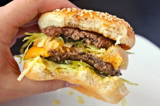  Experiment: ce se întâmplă cu un hamburger ţinut timp de 14 ani la temperatura camerei