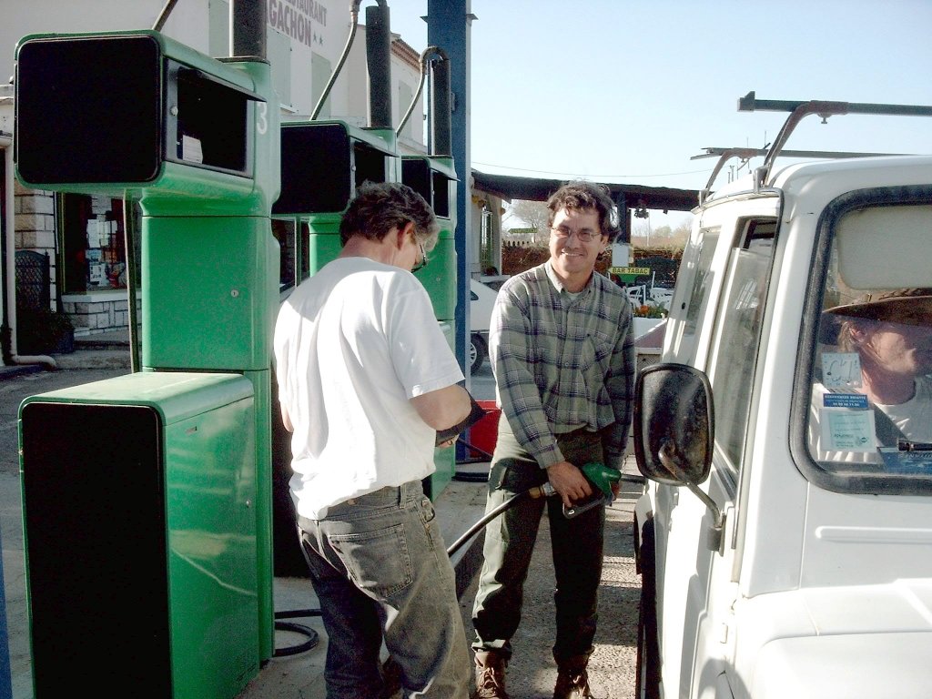  Preţul carburanţilor din România sfidează bunul simţ