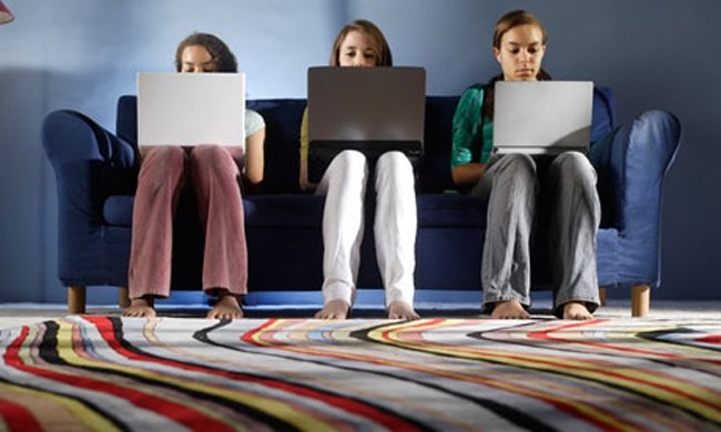  Comportamentul online al adolescenților le poate crea probleme în viața reală