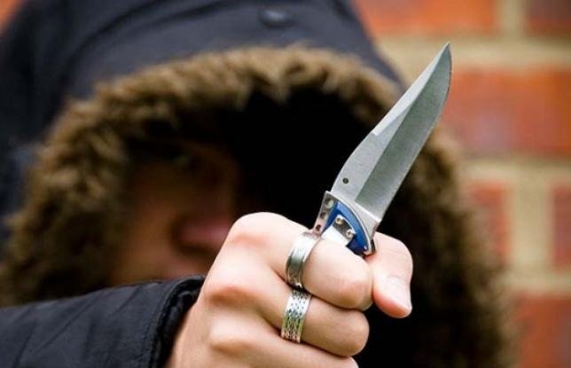  Atac cu cuţitul ziua în amiaza mare: Femeie înjunghiată în magazin de un drogat cu vedenii
