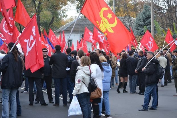  Comuniştii, pe primul loc în sondaje înaintea alegerilor din Moldova