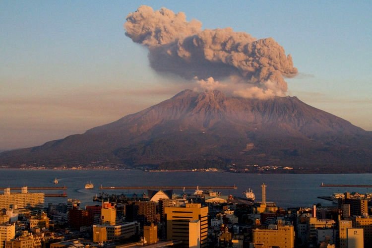  Vulcanul Aso din Japonia a intrat în erupţie. Activitatea s-ar putea intensifica