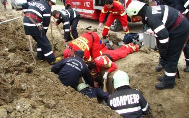  Doi muncitori care lucrau la canalizare au murit prinşi sub un mal de pământ