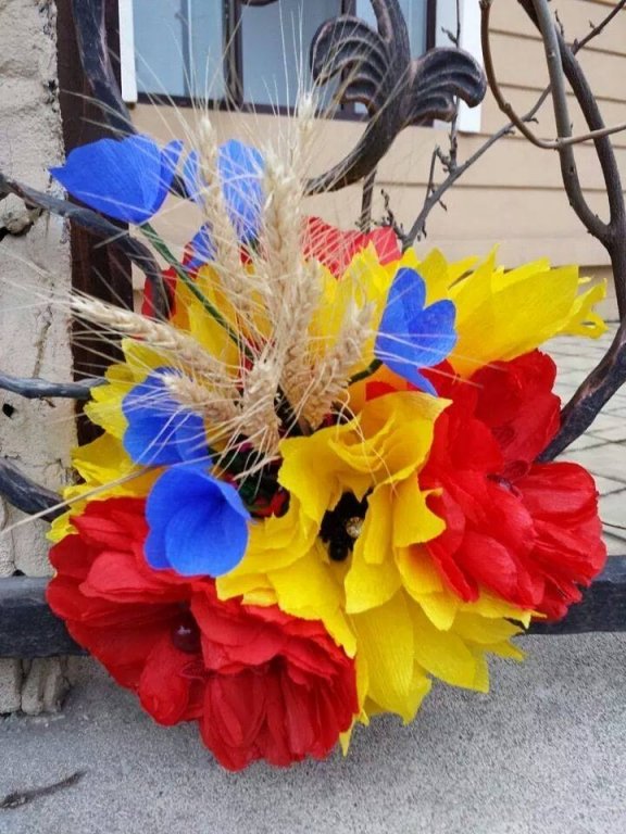  Invitaţie pentru prichindei: Haideţi să învăţaţi cum se face tricolorul din flori de hârtie
