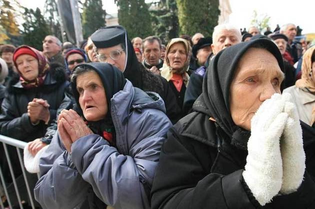  Mii de pelerini, la mormântul lui Arsenie Boca, la 25 ani de când părintele a murit
