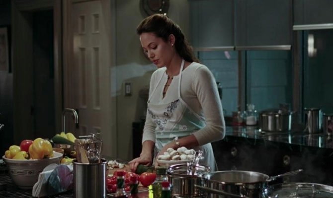 Angelina Jolie: „O să fiu o nevastă mai bună! O să învăţ să gătesc”!