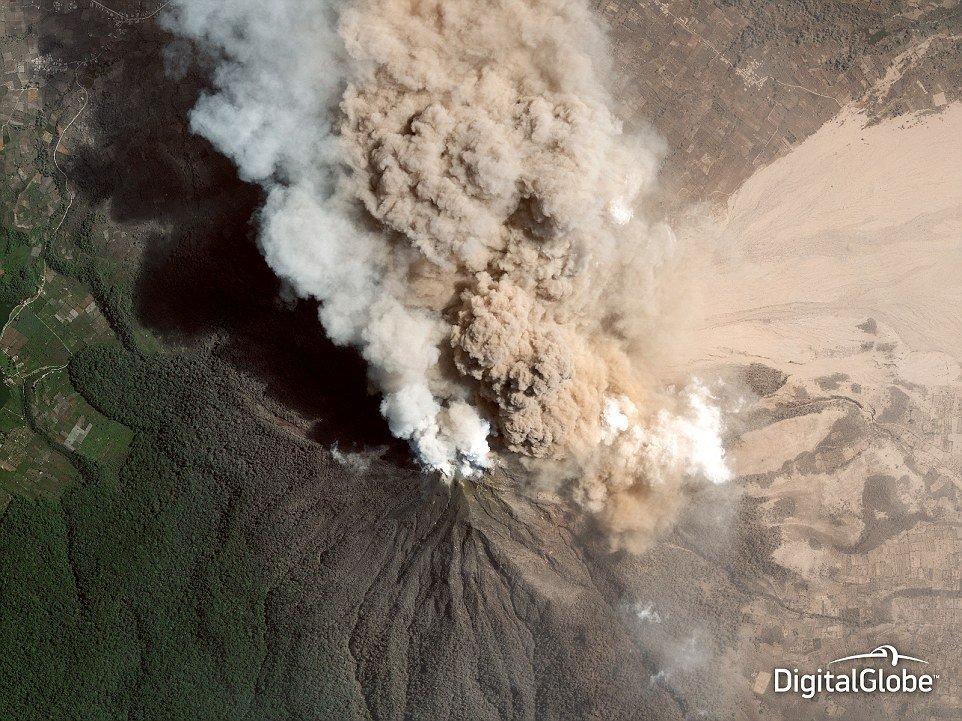  119923_82576_stiri_Fumul-care-se-ridica-din-craterul-muntelui-Sinabung-Indonezia-in-ianuarie-2014