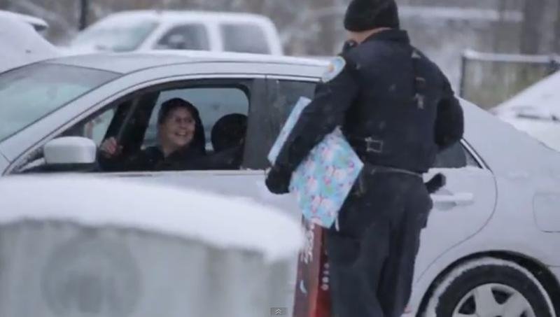  VIDEO Un ofiter din Michigan a oferit soferilor cadouri in loc de amenzi, intr-o incercare de a reface imaginea politiei