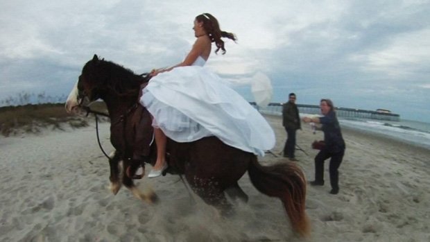  VIDEO: Mireasă aruncată de pe cal în timpul şedinţei foto. Momentul, „memorabil”