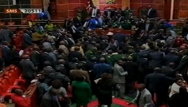  VIDEO Batai in Parlamentul Kenyei, in timpul votului unei legi care vizeaza intarirea luptei anti-teroriste