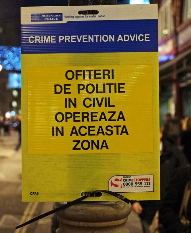  Avertizări în limba română la adresa hoţilor de buzunare, în centrul Londrei