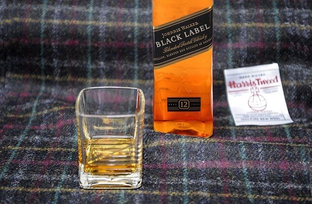  121534_83484_stiri_Harris-Tweed-Hebrides-aroma-whisky-Foto-dailymail.co_.uk_
