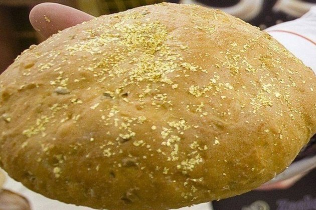 Ştiţi expresia „se vinde ca pâinea caldă”? Unii dau 123 euro pe o bucată presărată cu aur