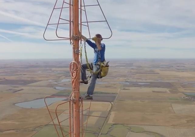  VIDEO A urcat aproape 500 de metri pentru a schimba becul din varful unui turn de televiziune