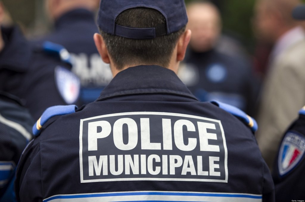  Un adolescent a ţinut ostatici 20 de elevi, într-un liceu din Franţa, după care s-a predat