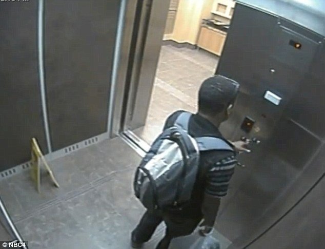  Clipe de GROAZĂ! Un violator a blocat liftul în care urcase o tânără şi s-a năpustit spre ea