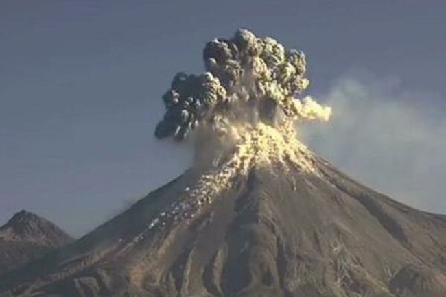  Imagini impresionante: Ultima erupție a vulcanului Colima, surprinsă de o cameră web
