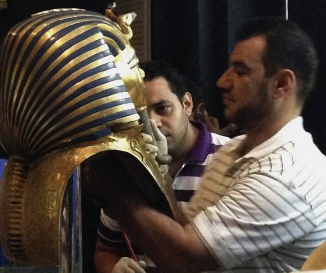  FOTO Masca funerară din aur a lui Tutankhamon a fost distrusă iremediabil