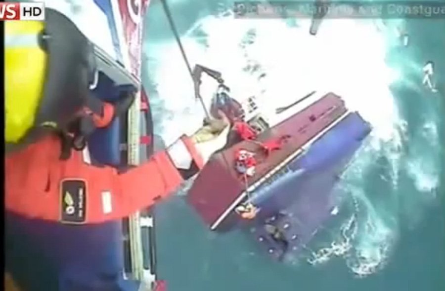  IMAGINI Paza de Coastă britanică a filmat salvarea a cinci pescari naufragiaţi, inclusiv a unui român