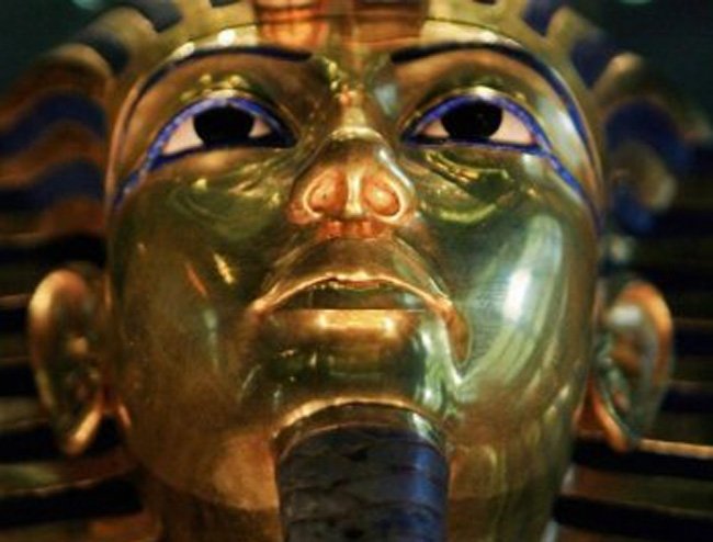  Muzeul Egiptean din Cairo recunoaste ca barba faraonului Tutankhamon a fost rupta si apoi lipita